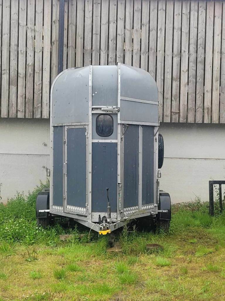 Bayhill horse trailer