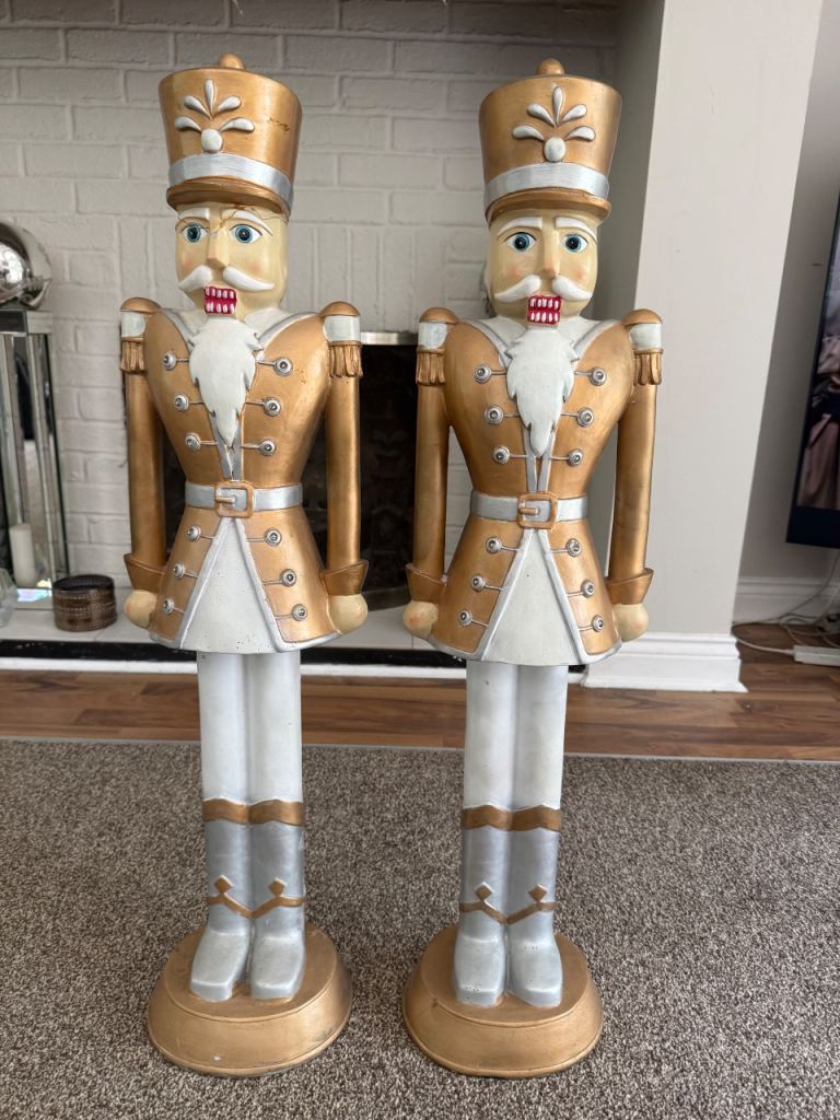 2 Nutcrackers statues 