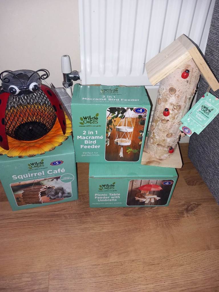 B/N garden items