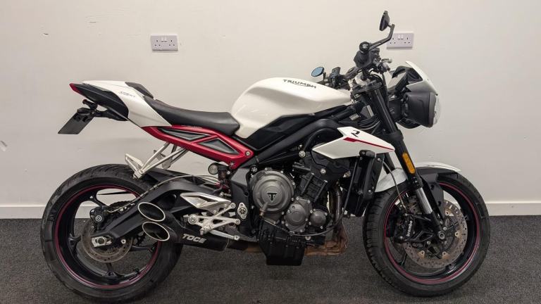 TRIUMPH STREET TRIPLE R ** TFT DISPLAY - RIDER MODES - 12 MONTHS MOT 