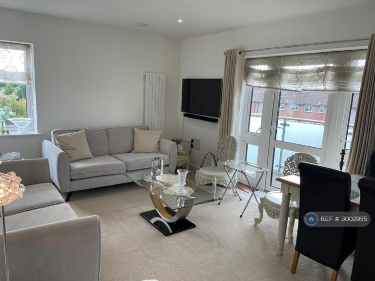 2 bedroom flat in Halton Court, Hounslow, TW5 (2 bed) (#3002955)