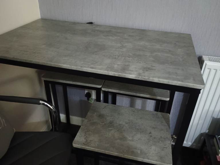 Breakfast Bar Table and Stools.