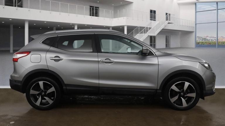 2017 Nissan Qashqai 1.2 DiG-T N-Connecta 5dr ++ PANROOF / NAV / CAMERA / ULEZ ++ HATCHBACK Petrol...