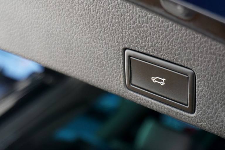 2014 Volkswagen Touareg 3.0 TDI V6 BlueMotion Tech R-Line SUV Diesel Tiptronic 4WD (s/s) 5dr - Ju...