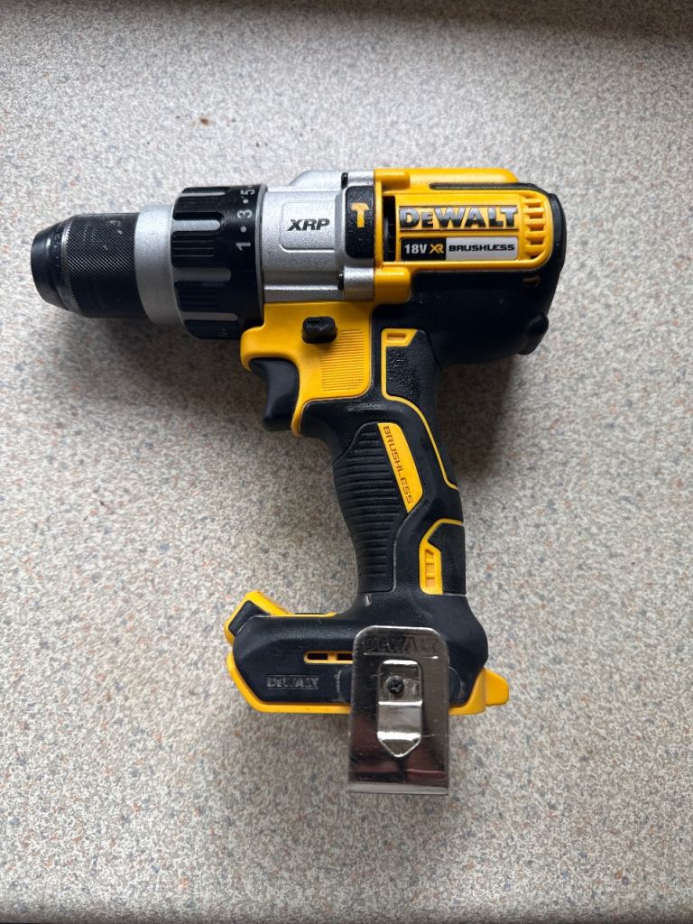 🛠️ DeWALT 18V XR Brushless Hammer Drill / Driver – great working condition and ready to use.