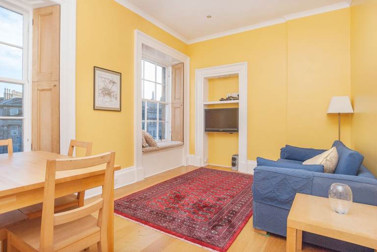 Fantastic, bright and spacious, 1-bedroom, top floor flat on Leith Walk – available soon
