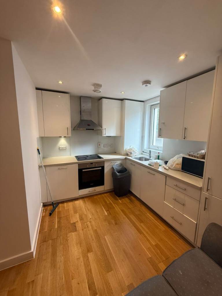 BEAUTIFUL 2 BEDROOM FLAT WITH 2 BATHROOMS TO RENT IN FELTHAM 