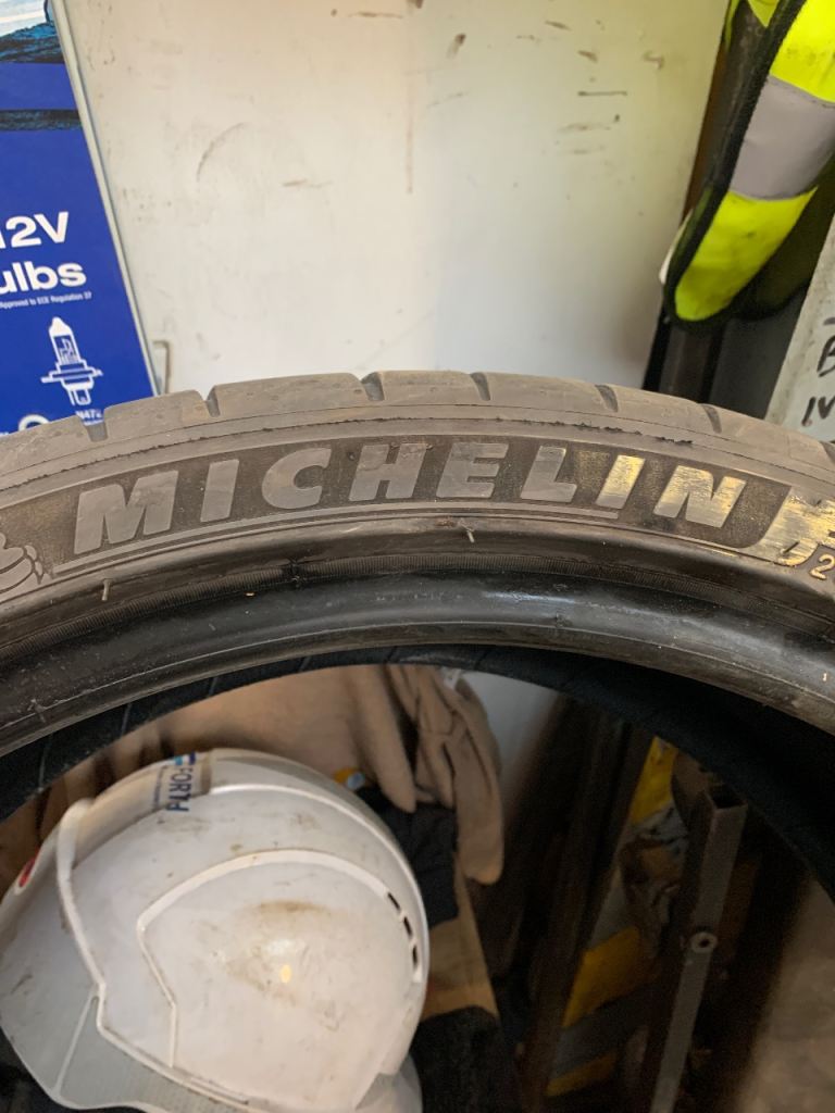 235 35 19 zr 7mm Michelin tyre 