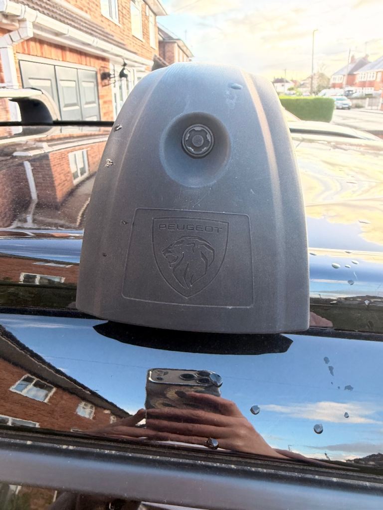 Peugeot roof bars 2008 (23 plate)
