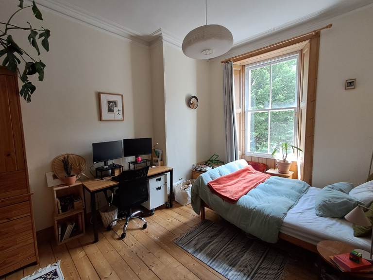 Spacious Double Bedroom - Top of Leith Walk