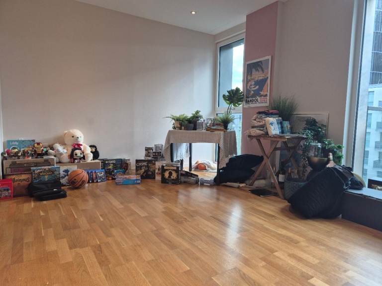 House Clearance Moving out soon come here and make your shopping, we will make a good price 