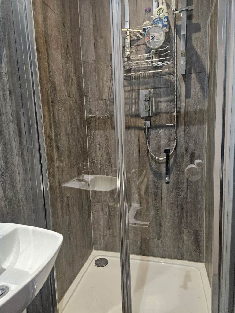 West Croydon ensuit double room to let