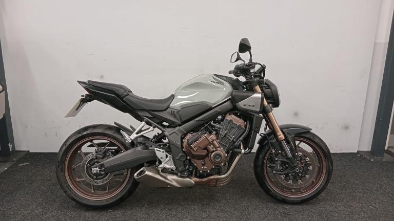 HONDA CB650R ** LOW MILEAGE - E CLUTCH - TAIL TIDY **