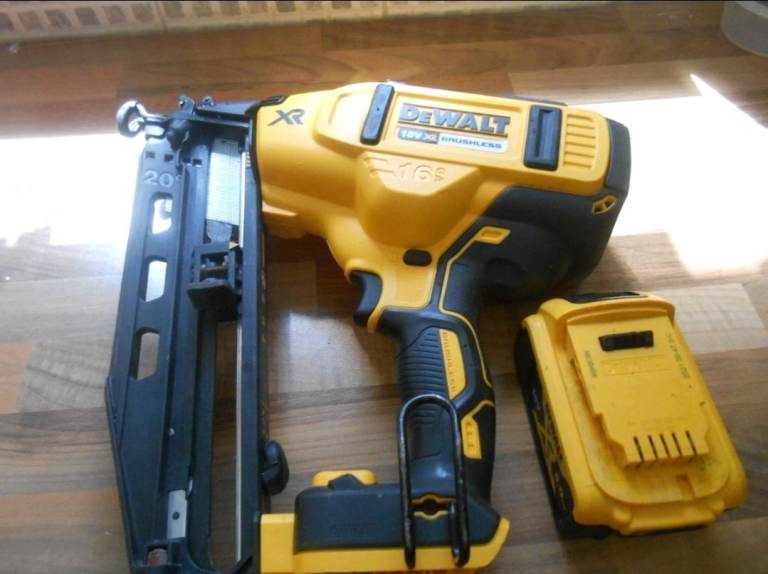 DEWALT DCN 660 2ND FIX NAIL GUN + BATTERY