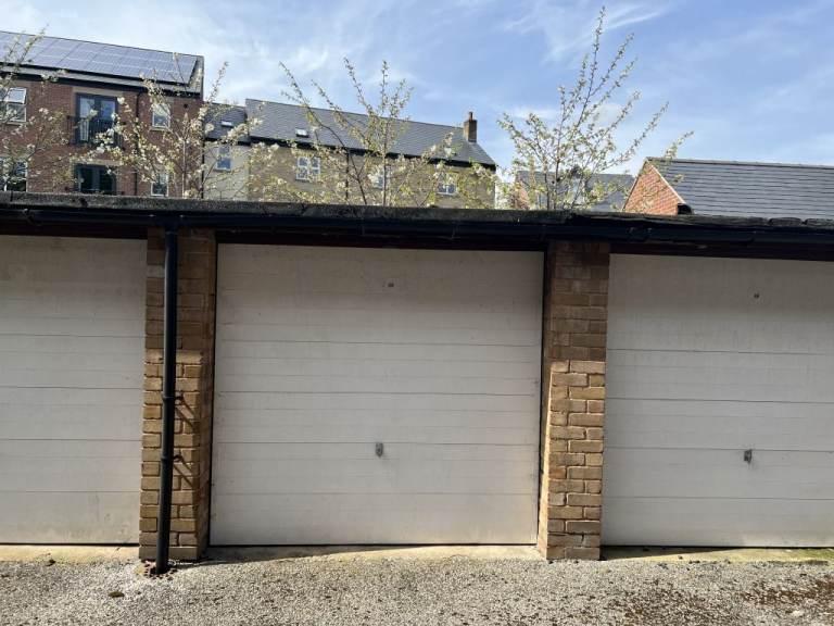 Lock up garage to let in Nether Edge S7