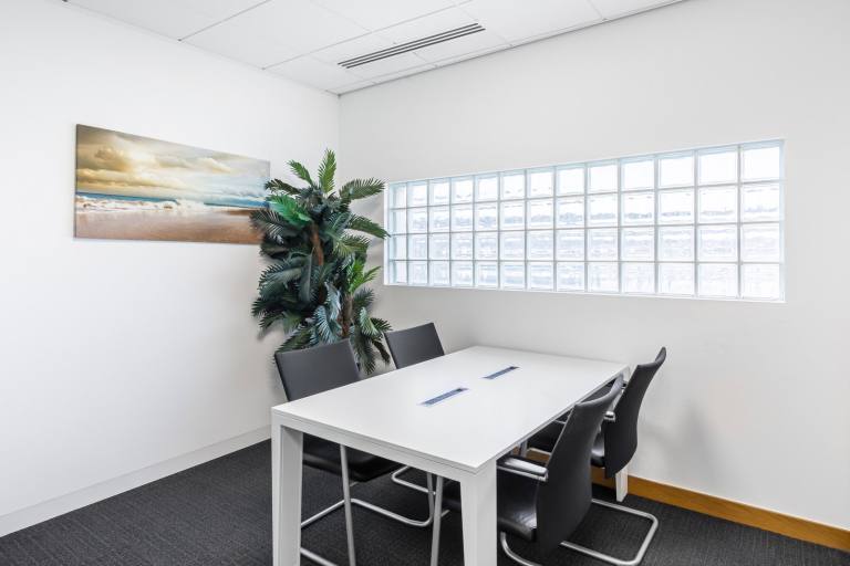 Plymouth - PL4 0HP \ Private Office for Teams of 3