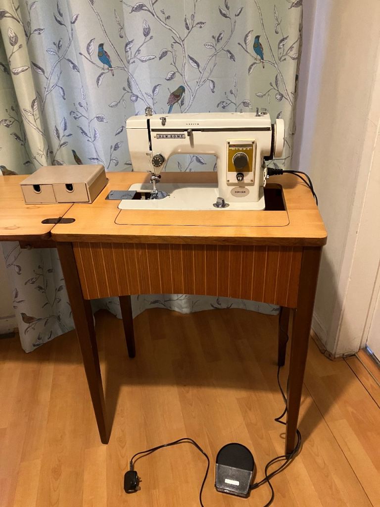 New Home vintage sewing machine in expandable wooden table - Janome