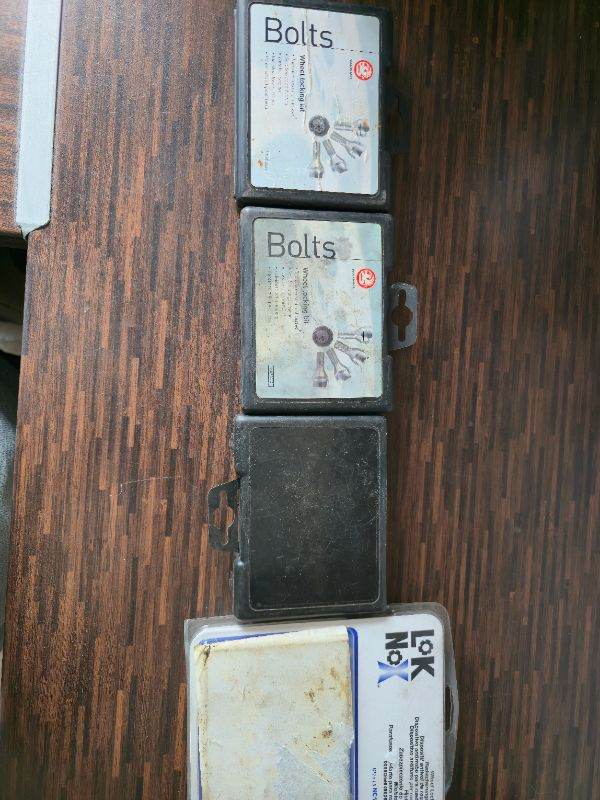 Locking wheel nuts/bolts