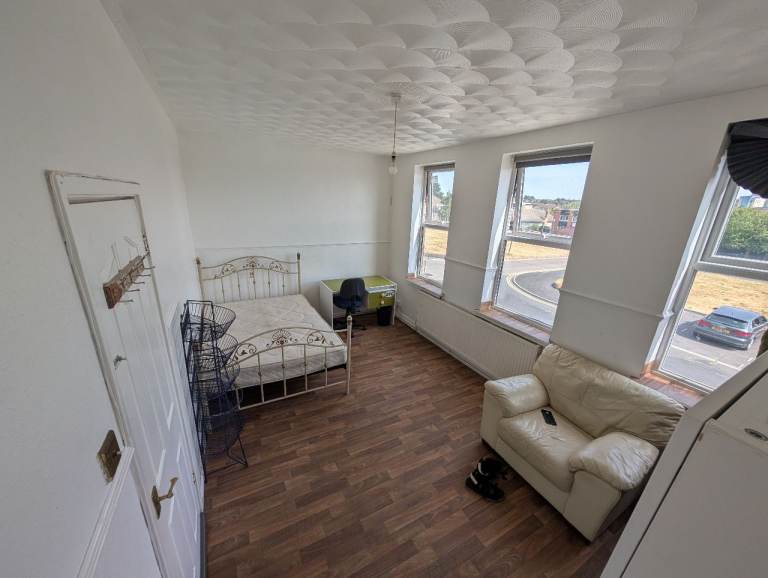 Large double room available 01-12-2026, £695/M all bills included