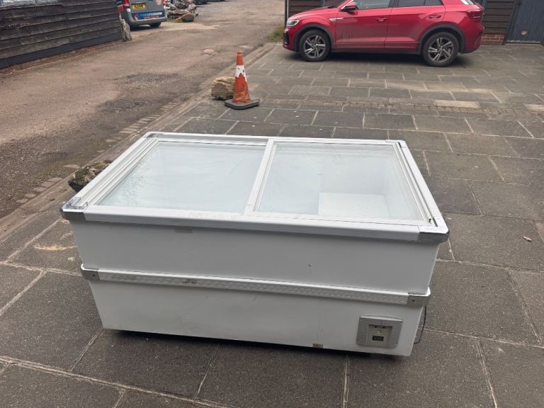 Commercial Dispay chest freezer like new few month old excellent condition 