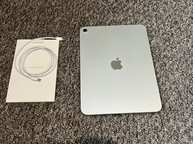 Like-new Ipad A16 2025 11th gen 128gb silver . Apple Warranty March 2027 Battery health 100%