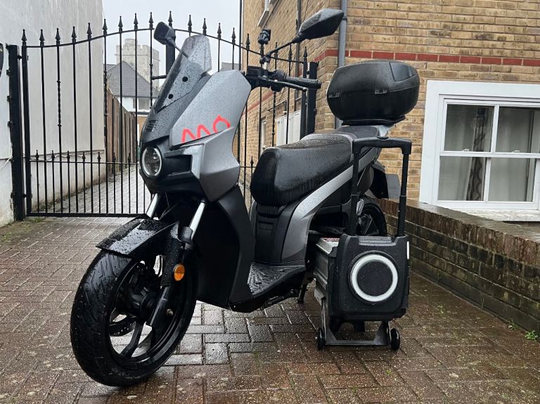 SEAT MO Electric Scooter 125cc Equivalent (2022) — Excellent Condition