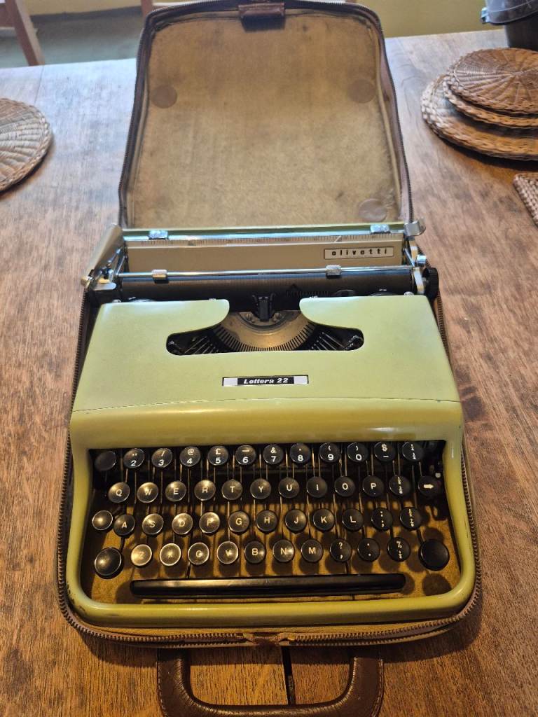 Vintage Olivetti Lettera 22 Typewriter 