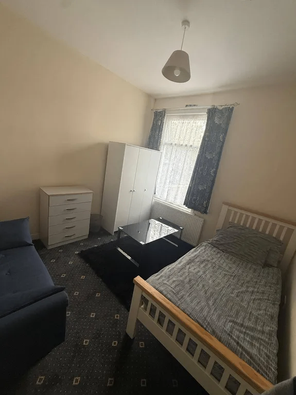 Single Room to Let in Leyton