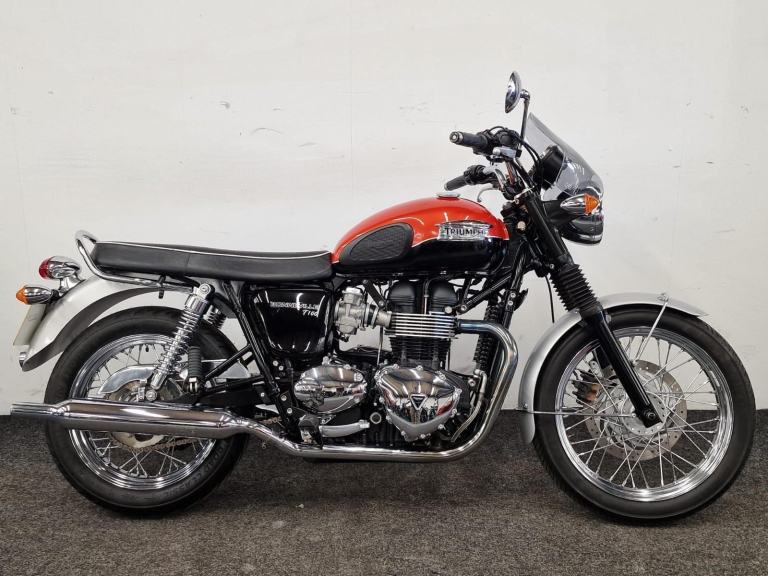 TRIUMPH BONNEVILLE T100 *** LOW MILES - SERVICE HISTORY - LOTS OF CHROME ***