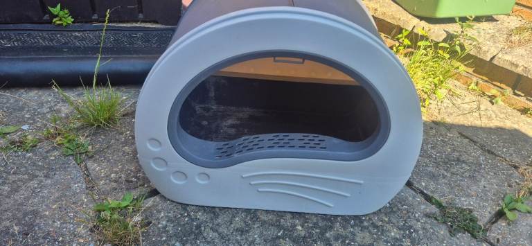 Covered cat litter tray/box