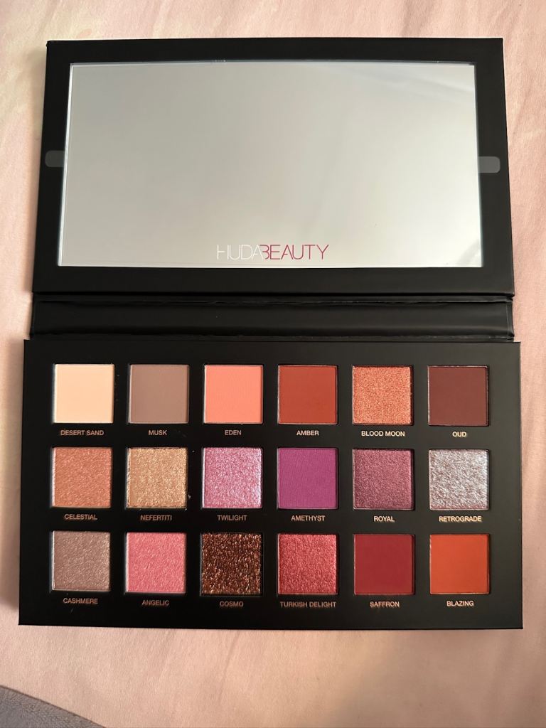 Huda beauty dessert dusk palette 