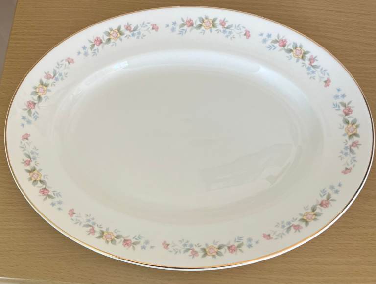 Large oval plate. Staffordshire Mayfair English Fine Bone China