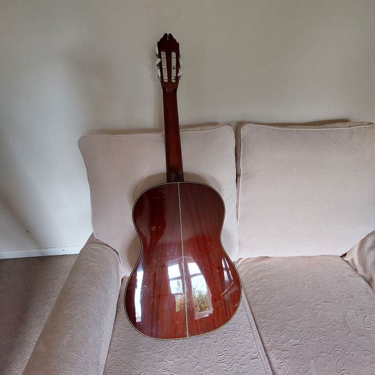  Washburn Acoustic Guitar – Very Good Condition