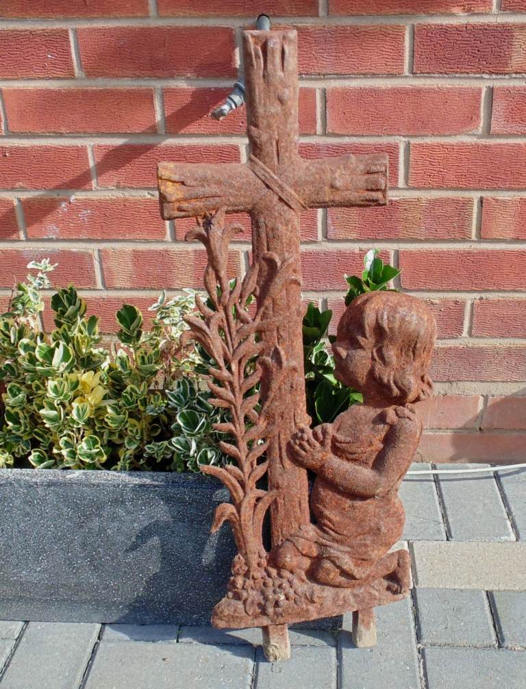 (#1324) antique french grave cast iron child praying crucifix cross (Pick up only, Dy4 area)
