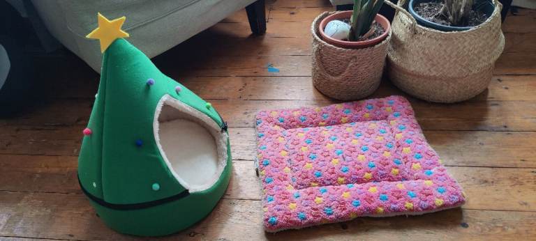 Cat dog pet bed. Summer winter Christmas. Excellent condition