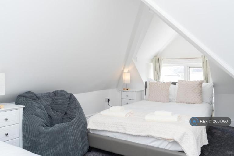 2 bedroom flat in Queens Park Road, Bournemouth, BH8 (2 bed) (#2661380)