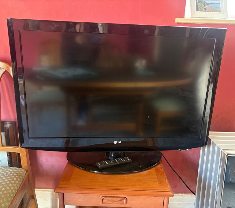 Excellent Condition LG Black LCD/Plasma TV