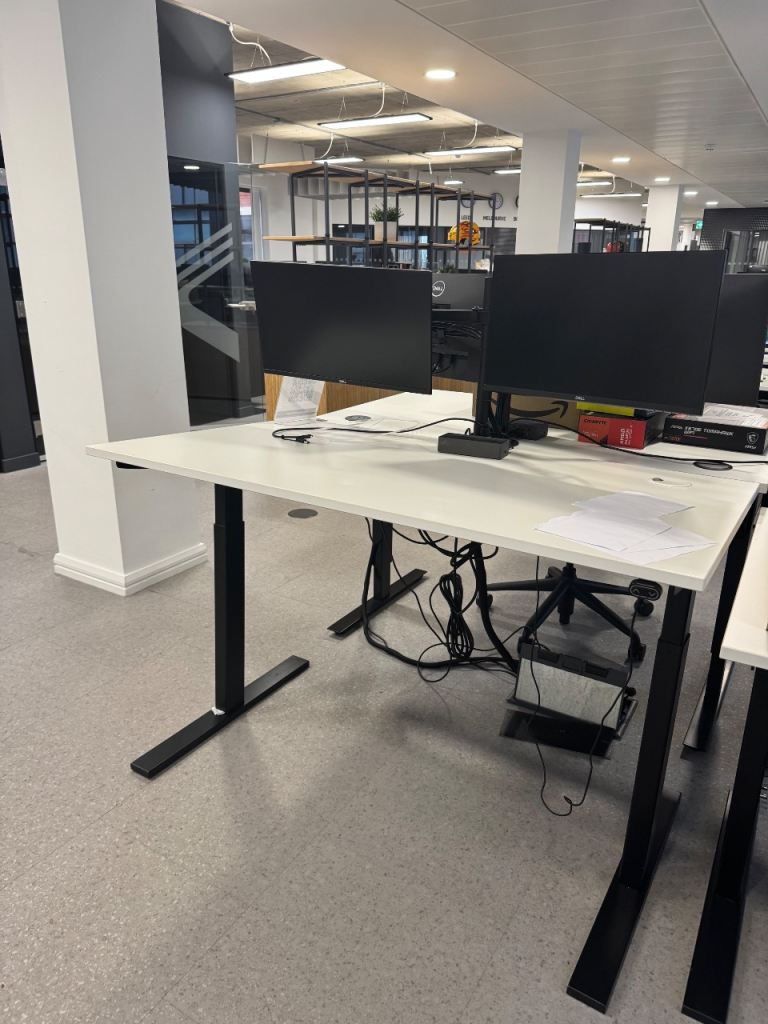 Electric height adjustable desk 