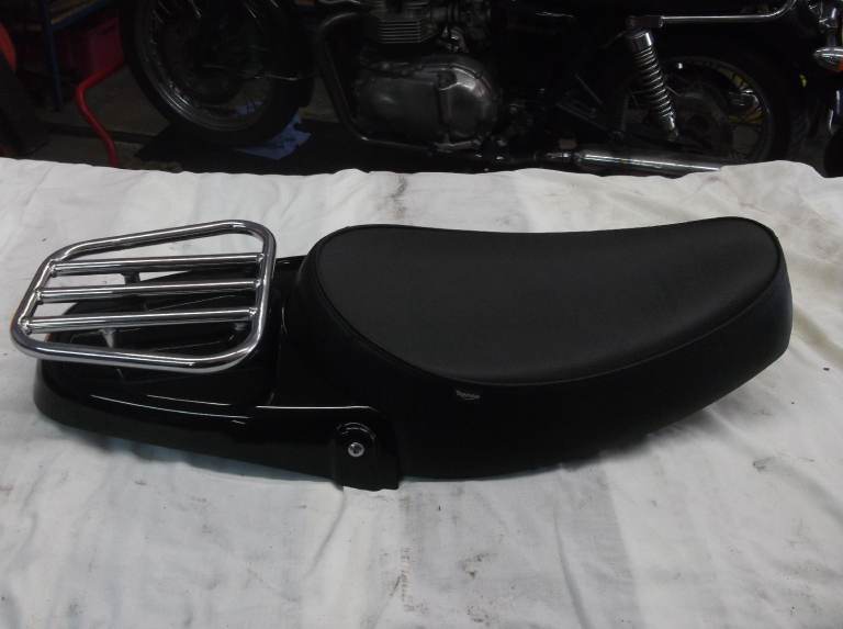 TRIUMPH BONNEVILLE 865 SOLO SEAT UNIT WITH RACK