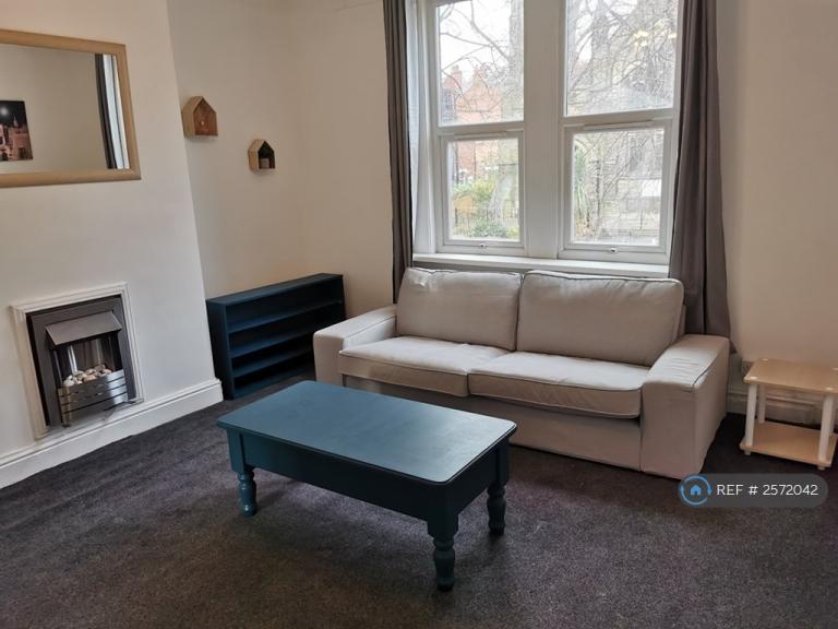 1 bedroom flat in Harehills Avenue, Leeds, LS8 (1 bed) (#2572042)
