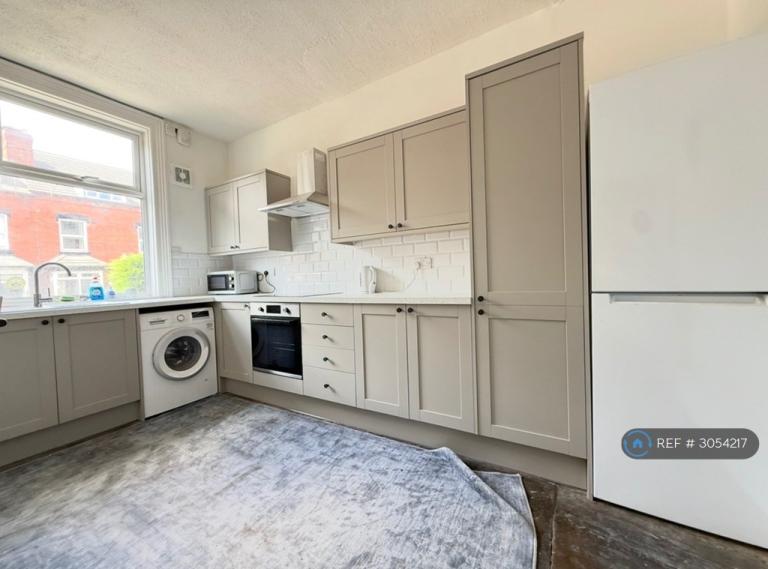 5 bedroom house in Trelawn Avenue, Leeds, LS6 (5 bed) (#3054217)