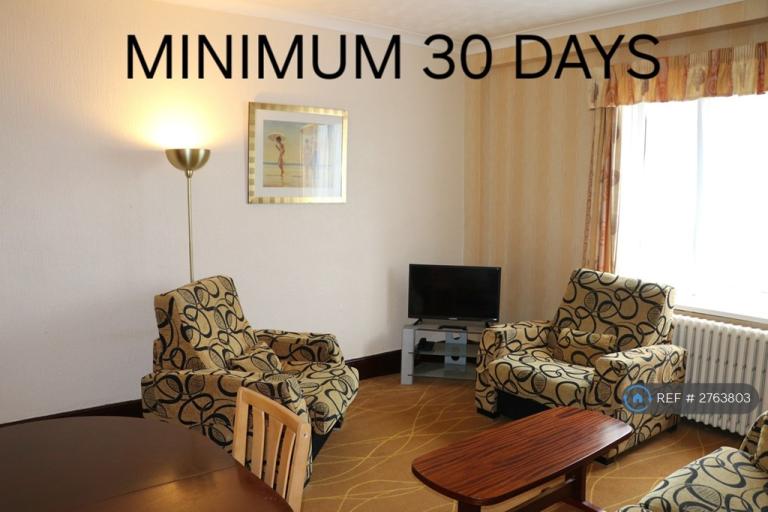 2 bedroom flat in Douglas Avenue, 16 Douglas Avenue Exmouth Ex8 2Ex, EX8 (2 bed) (#2763803)