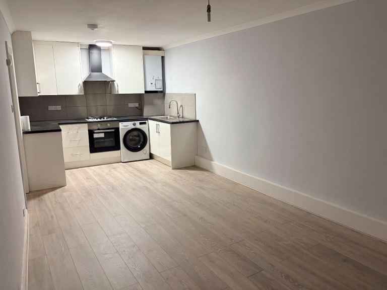 2 bed flat to rent in Burnham