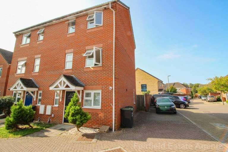 Spacious 3-Bed Family Home - Conservatory | 2 Parking Spaces | Excellent Schools & London Links