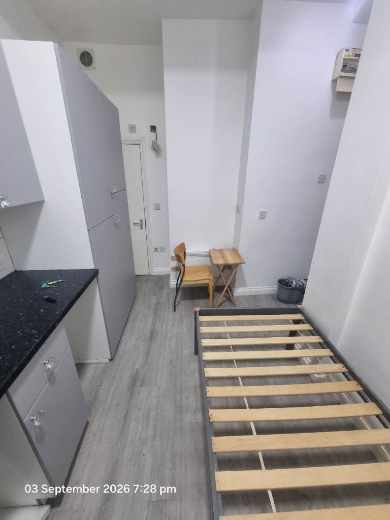 PRIVATE Single small Studio Flat En-suite 