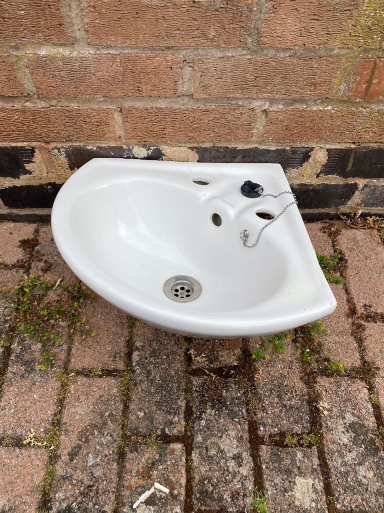 CORNER SINK,IDEAL FOR SMALL SPACE, GOOD CONDITION