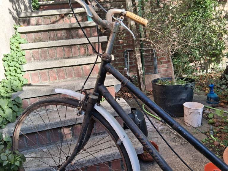 Vintage Black City Bike - project