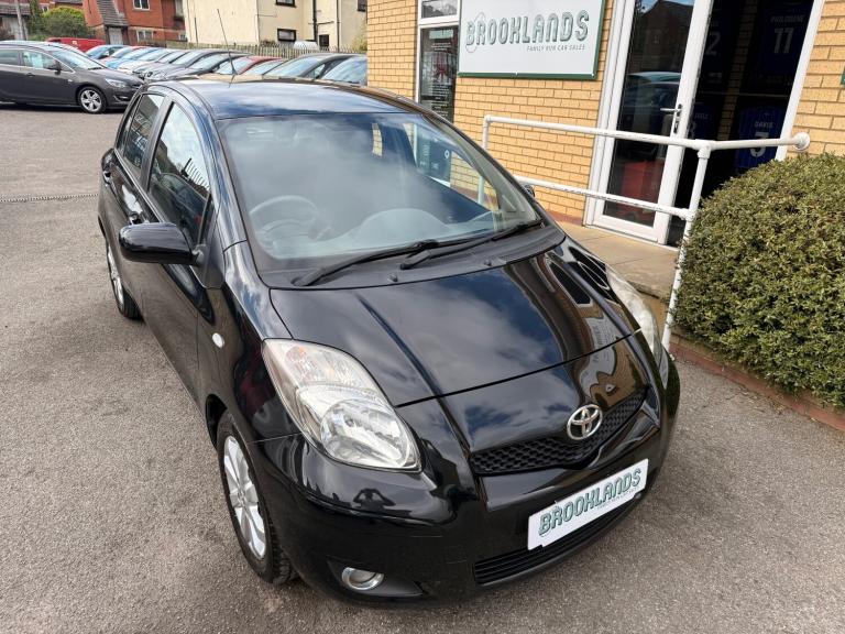 2011 Toyota Yaris 1.3 VVT-i T-Spirit Nav Black 5 Door £35 Road Tax Low Insurance
