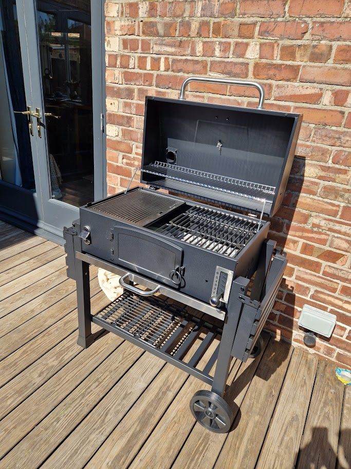 Charcoal BBQ Grill with Wheels – Good Condition