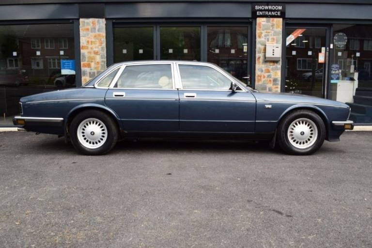 1989 Daimler Sovereign 4.0 4.0 4d 235 BHP Saloon Petrol Automatic
